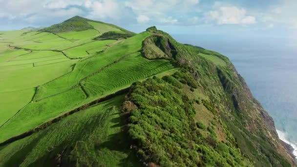 대서양에 있는 사오 호르헤 섬의 푸른 산들, 포르투갈,아 조레스, 유럽 — 비디오