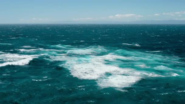 Mar e céu escuros e tempestuosos em um dia ensolarado de verão. Belo oceano verde profundo — Vídeo de Stock