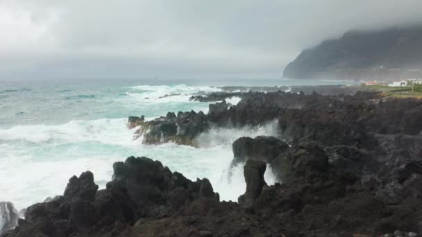 Isla Flores rodeada de océano Atlántico, Azores, Portugal, Europa — Vídeos de Stock