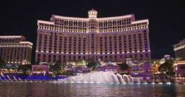 Güzel İtalyan mimari binası geceleri mor ışığı aydınlatıyor.