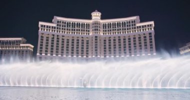 Night City 'deki inanılmaz su şovu. Bellagio fıskiyeleri aydınlatılmış gece dans ediyor.