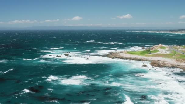 Teal vågor kraschar vid havet klippor på blåsig dag. Vacker natur i Stilla havet — Stockvideo