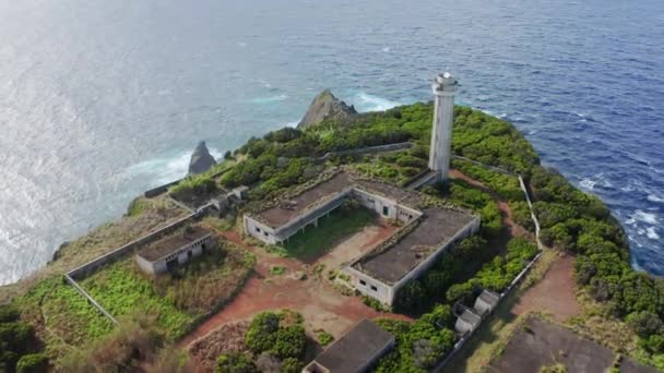 Ilha vulcânica com belo parque rodeado pelo oceano — Vídeo de Stock