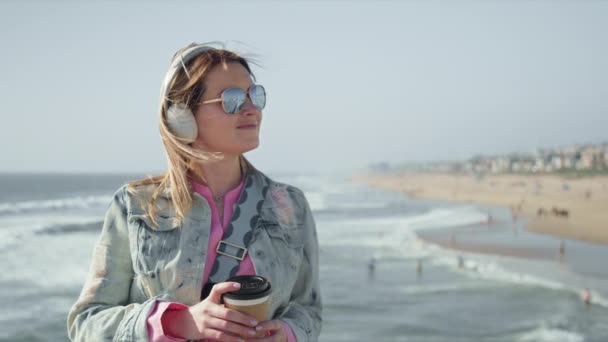 自然の風景で人生を楽しむ海辺の桟橋上の豪華な女性の肖像8K — ストック動画