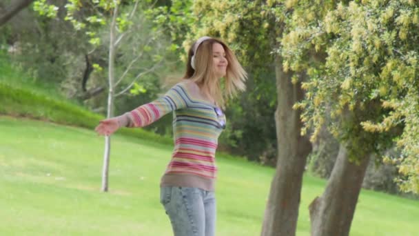 Femme souriante heureuse active dansant, sautant, s'amusant à l'extérieur, séquences rouges 4K — Video