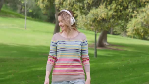 Young woman with beautiful straight blonde hair blowing on wind enjoying summer — Αρχείο Βίντεο