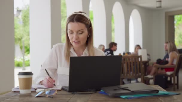 Hermosa mujer de negocios discutiendo con el equipo proyecto de trabajo video conferencia llamada — Vídeo de stock