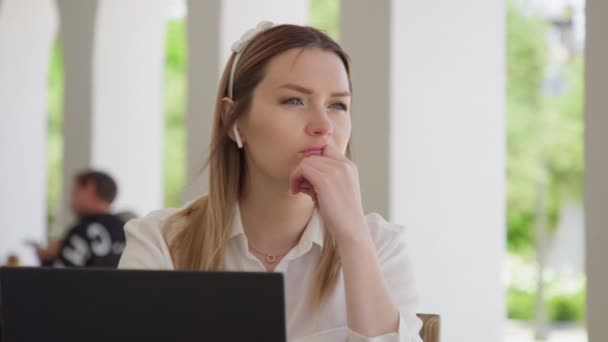 진지하게 집중하고 있는 여성 이 멀리 보고 있는 노트북 컴퓨터에서 일하는 모습, 빨강 — 비디오