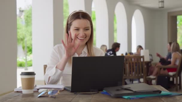 ビデオ通話のためのラップトップを使用して都市ビジネスパークに座っているビジネスマンの女性、夏 — ストック動画
