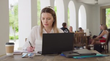 Düşünceli yaratıcı kadın video görüşmesiyle gelecekteki iş planını tartışıyor, RED 8K