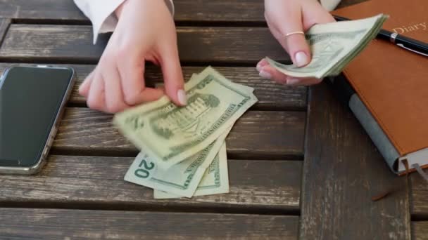 女性の手は米ドル紙幣を数えるか、現金で支払う。スローモーション｜RED HELIUM — ストック動画