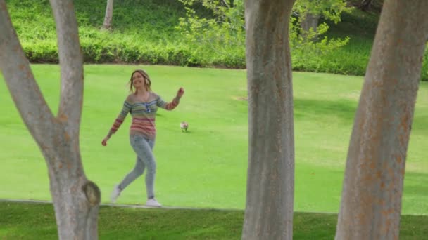 Sonriente mujer feliz disfrutando de la libertad después de la cuarentena COVID-19 al aire libre, verano — Vídeos de Stock