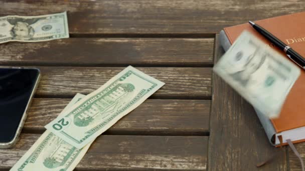Billetes en cámara lenta de ciento veinte dólares cayendo sobre un escritorio de madera — Vídeos de Stock