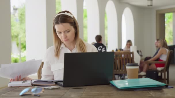 Beautiful successful businesswoman reviewing documents, working outdoors, RED 8K — Stok video