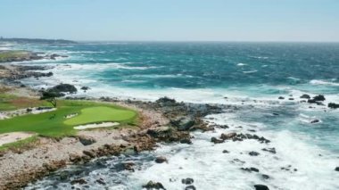 Açık hava macerası. Rocky Beach 'teki manzaralı golf sahasının sinematik görüntüleri.