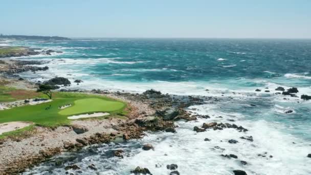 Відкриті пригоди природи. Кінематографічні кадри мальовничого поля для гольфу на кам'янистому пляжі — стокове відео