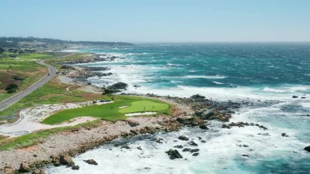 Kalifornien Natur, USA. Filmmaterial vom malerischen Golfplatz an der felsigen Küste — Stockvideo