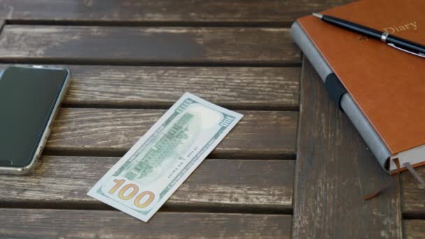 Αργή κίνηση 100 αμερικανικά δολάρια χαρτονομίσματα, μετρητά χαρτονομίσματα, έννοια του προϋπολογισμού — Αρχείο Βίντεο