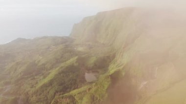 Poco Ribeira do Ferreiro 'nun yeşil tepeleri, Alagoinha, Flores Adası
