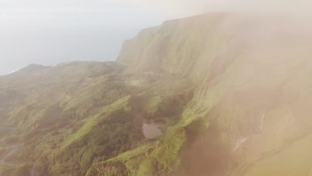 Πράσινοι λόφοι των βουνών Poco Ribeira do Ferreiro, Alagoinha, Flores Island — Αρχείο Βίντεο