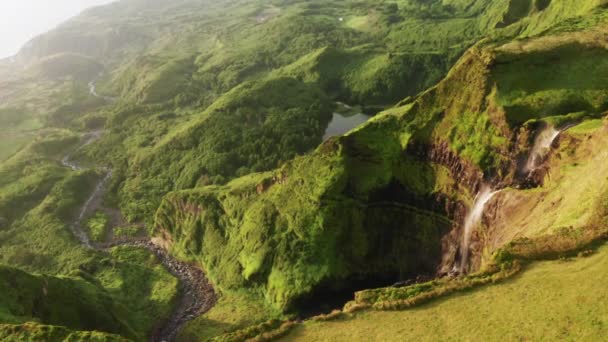 Paysage à couper le souffle de Poco Ribeira do Ferreiro, île de Flores, Açores — Video