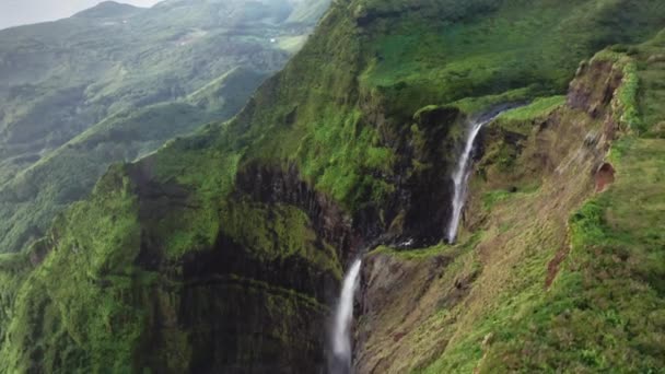 Cascada icónica de Poco Ribeira do Ferreiro, Alagoinha, Isla Flores, Azores — Vídeos de Stock