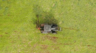 Tohumları dağıtırken tarımsal makinelerin insansız hava aracı görüntüleri