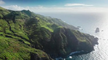 Flores Adası güneşli bir günde yeşil bitki örtüsünü kapsıyordu, Azores, Portekiz, Avrupa