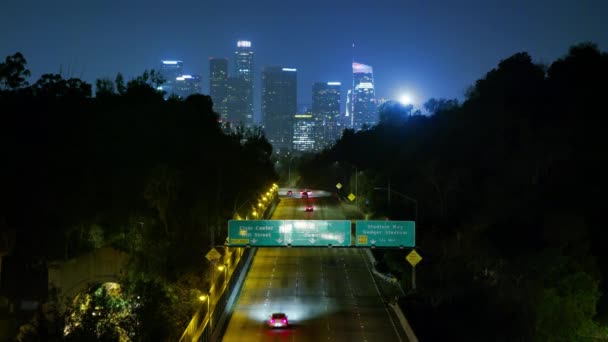 洛杉矶商业区晚上街8K处拍摄的红色氦的镜头 — 图库视频影像
