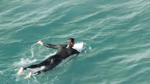 Un atleta entrenando en aguas abiertas. Surfista en longboard en el océano Pacífico. ROJO — Vídeos de Stock