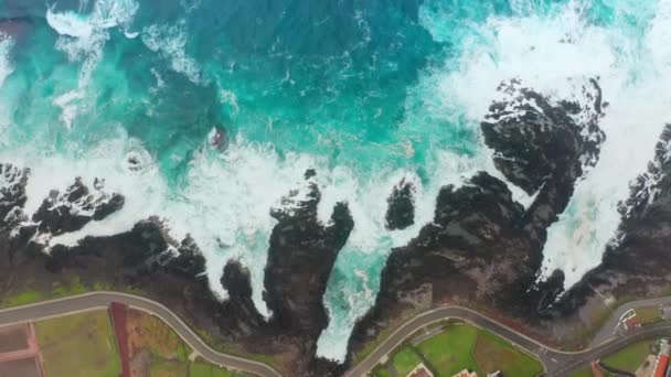 Flores Adası, Azores, Portekiz. Atlantik Okyanusu 'ndaki zümrüt manzara — Stok video