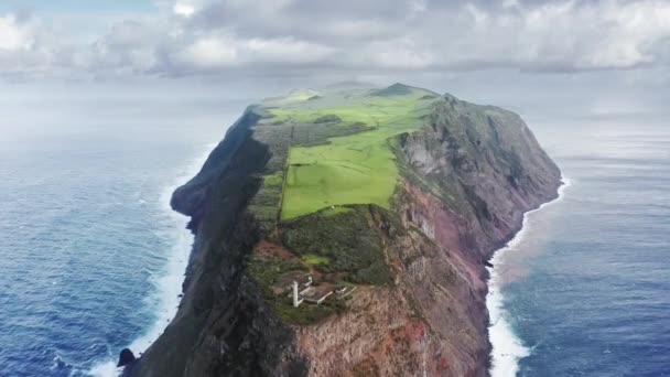 Sao Jorge, Azorerna, Portugal. Drönare bilder av en vacker isolerad ö — Stockvideo