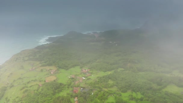 ポルトガル沖の牧歌的な島のドローン映像 — ストック動画