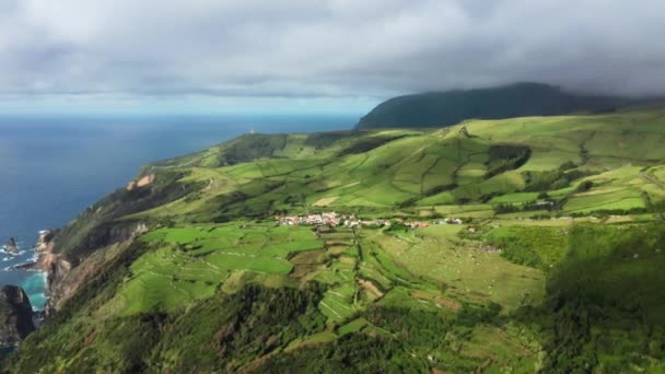 Champs agricoles couvrant l'île de Flores, Açores, Portugal, Europe — Video