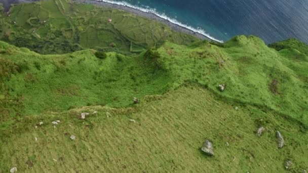 Bergen van Flores Island, Azoren gelegen in Atlantische Oceaan, Portugal, Europa — Stockvideo