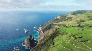 Atlantik okyanus suları Flores Adası, Azores, Portekiz, Avrupa 'yı yıkıyor