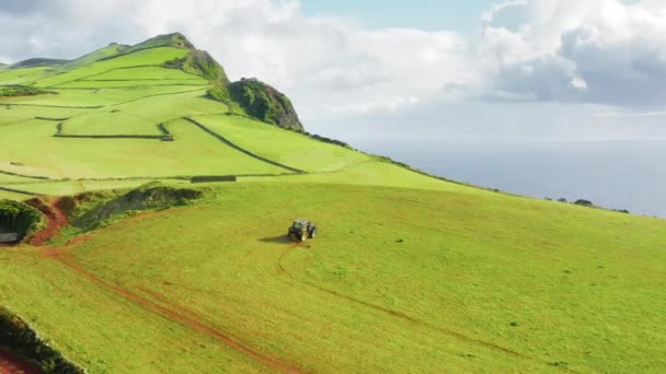 Sao Jorge, Azorerna, Portugal. Flygfoto över ett stort jordbruksföretag — Stockvideo