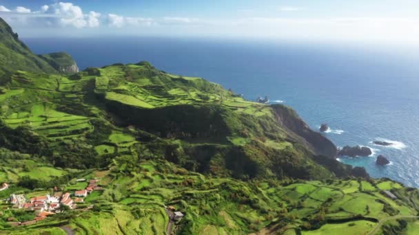 Paysage pittoresque de l'île de Flores par temps ensoleillé, Açores, Portugal, Europe — Video