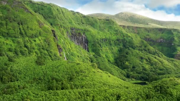 Poco Ribeira do Ferreiro, Flores Adası, Azores dağlarını çevreleyen vadi — Stok video
