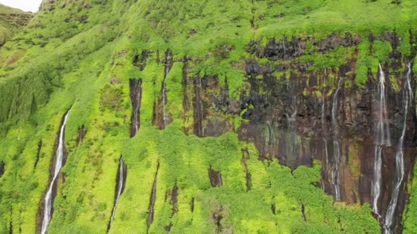 Cascate che scorrono lungo le montagne a Poco Ribeira do Ferreiro, Flores Island — Video Stock