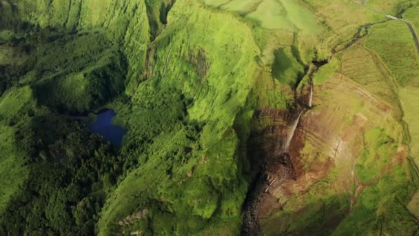 Vesiputous ja järvi Poco Ribeira do Ferreiron laaksossa, Alagoinha, Flores Island — kuvapankkivideo