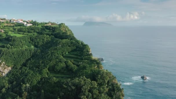 Casa do Gato Tomas gelegen op klif bij de oceaan, Flores Island, Azoren, Portugal — Stockvideo