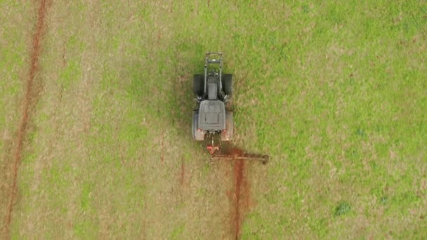 São Jorge, Açores, Portugal. Imagens de drones de um tractor a conduzir no campo — Vídeo de Stock