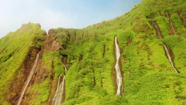 Watervallen van Poco Ribeira do Ferreiro stroomt naar beneden groene bergen, Alagoinha — Stockvideo
