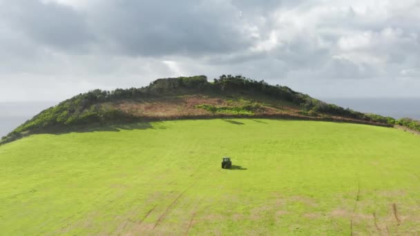 Ein Traktor im landwirtschaftlichen Betrieb mit saftiger Vegetation — Stockvideo