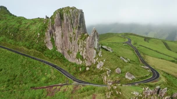 Carretera en campos con montañas rocosas de la Isla Flores, Azores, Portugal, Europa — Vídeo de stock