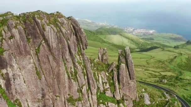 Colinas verdes con montañas rocosas de la isla de Flores, Azores, Portugal, Europa — Vídeo de stock