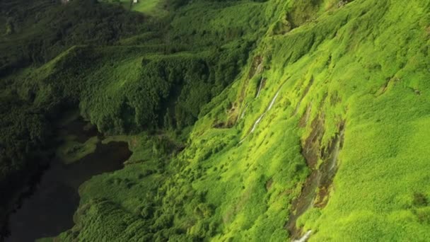 Vodopády a jezero Poco Ribeira do Ferreiro, Flores Island, Azory — Stock video