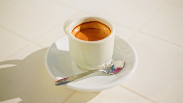 Espresso fuerte servido en una vajilla blanca — Vídeo de stock