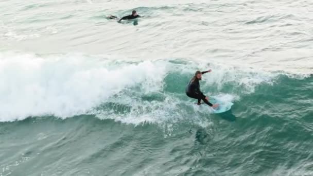 Bonito surfista montando e girando com spray na onda do oceano verde, Hélio vermelho — Vídeo de Stock